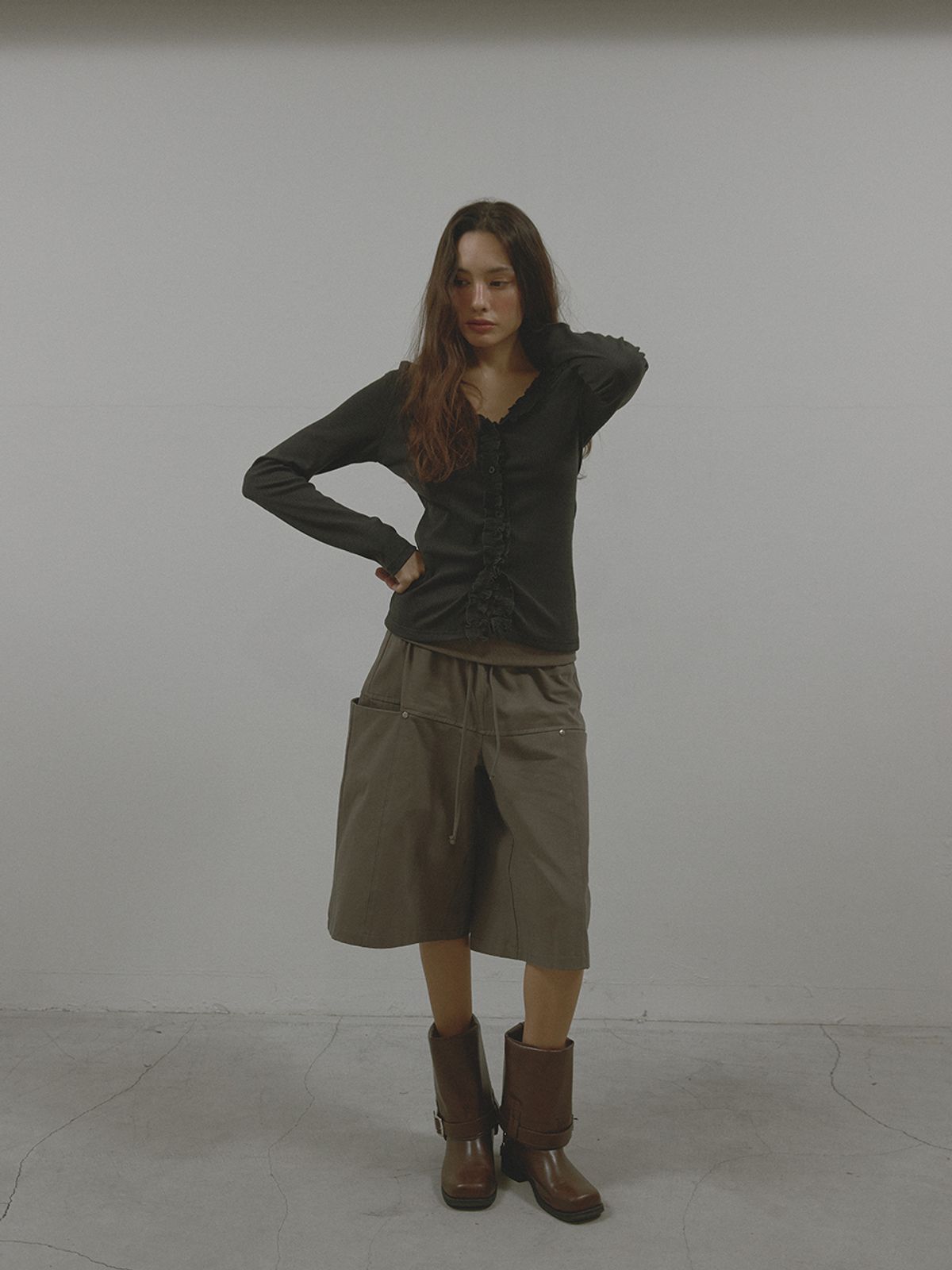 아수라(ASURA) FRILL BUTTON CARDIGAN (CHARCOAL)