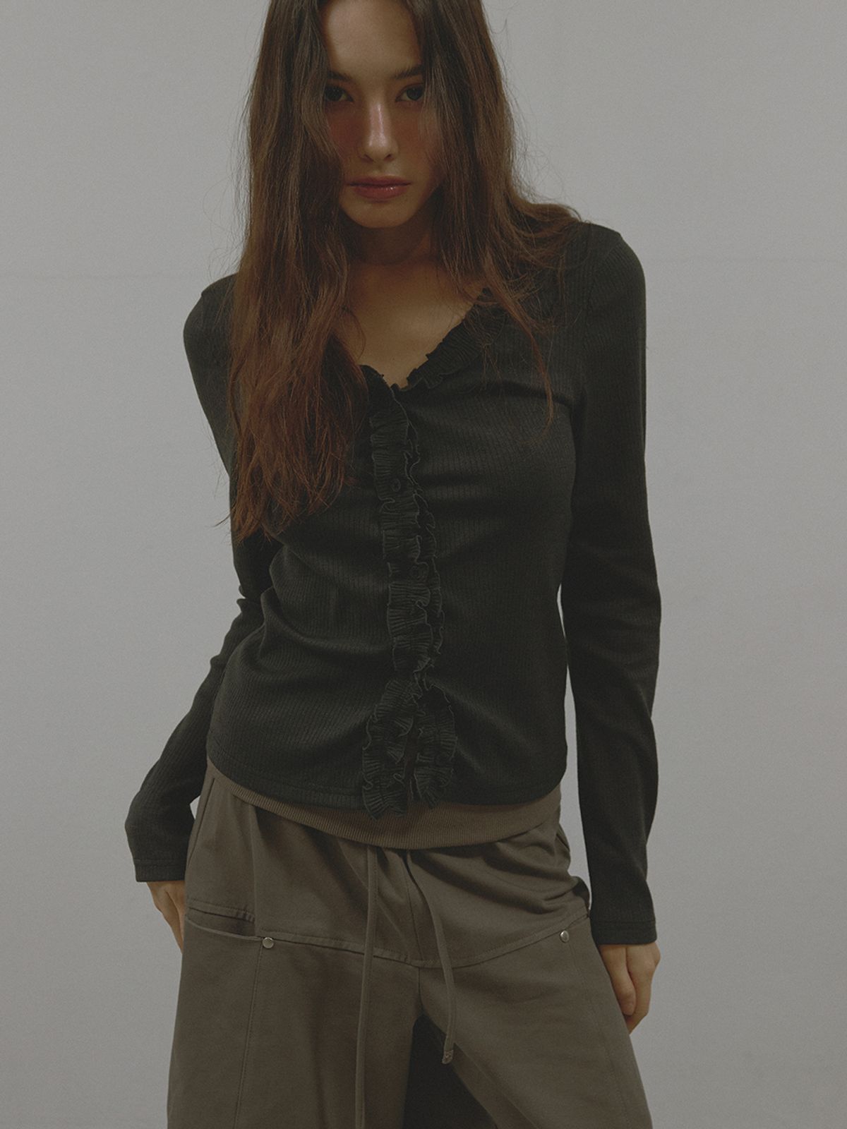 아수라(ASURA) FRILL BUTTON CARDIGAN (CHARCOAL)