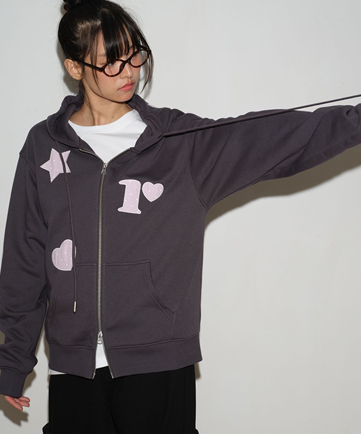 론론(RONRON) FIGURE SHAPE APPLIQUE HOODED ZIP UP CHARCOAL
