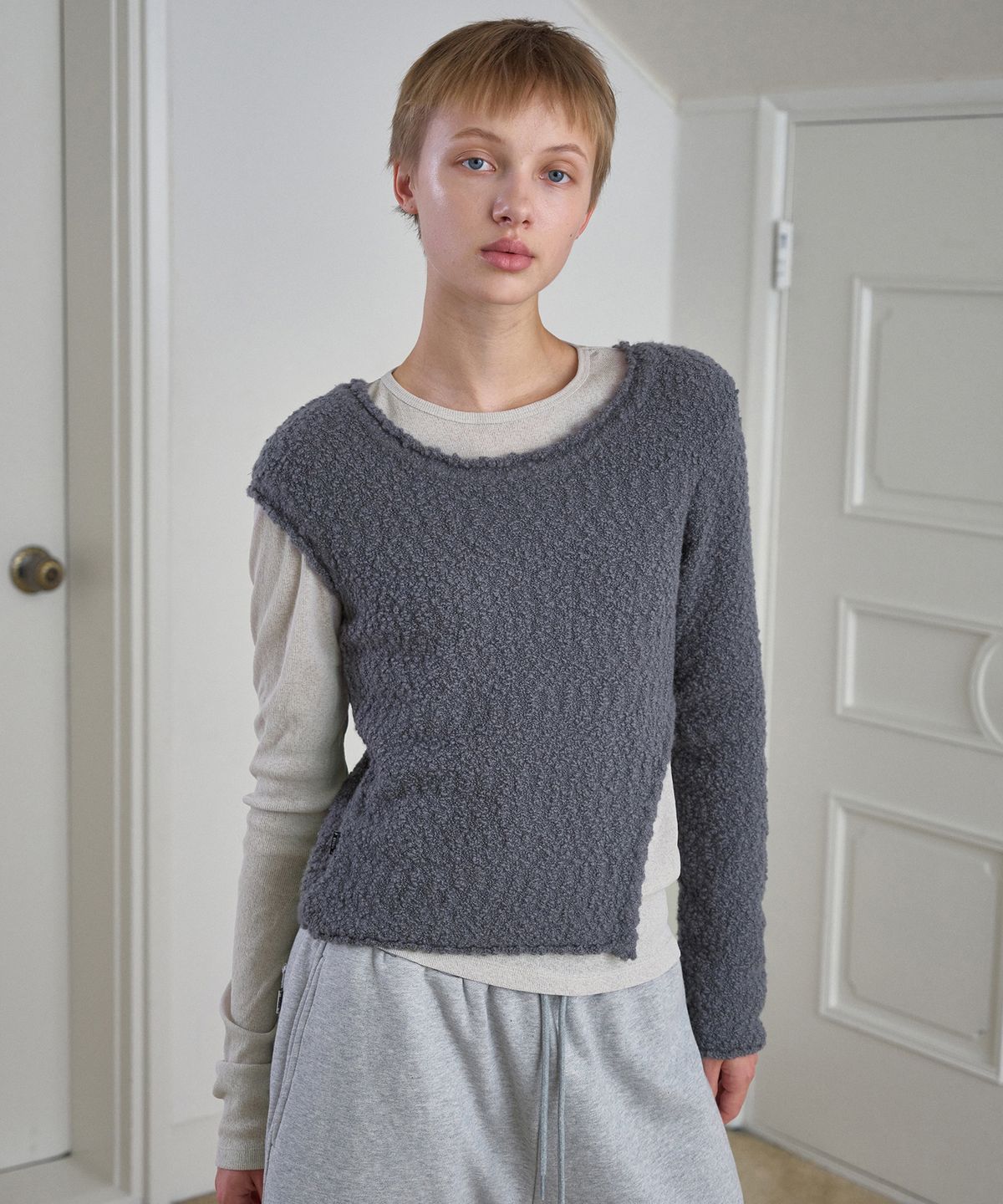 시메트릭 퍼센트(SYMMETRICPERCENT) Unbalanced Boucle Knit Top / Charcoal