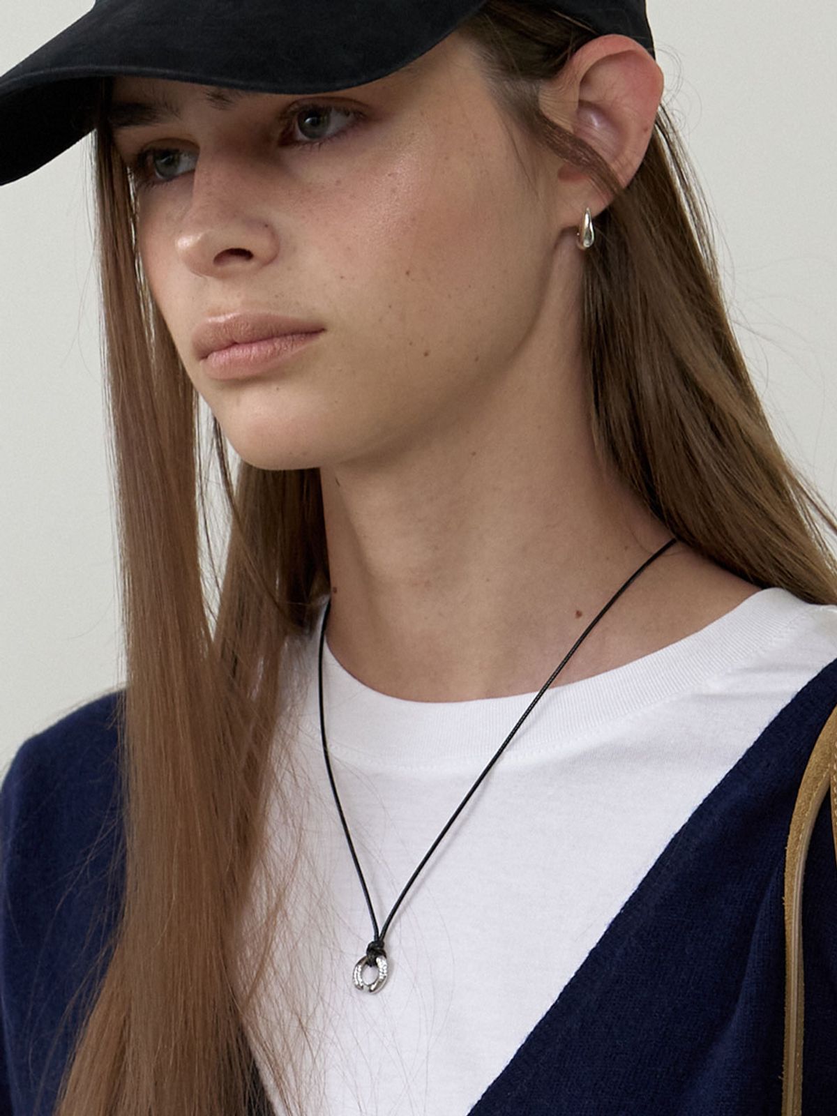 러브미몬스터(LOVE ME MONSTER) Cubic Loop Long Strap Necklace (L253MNK070)