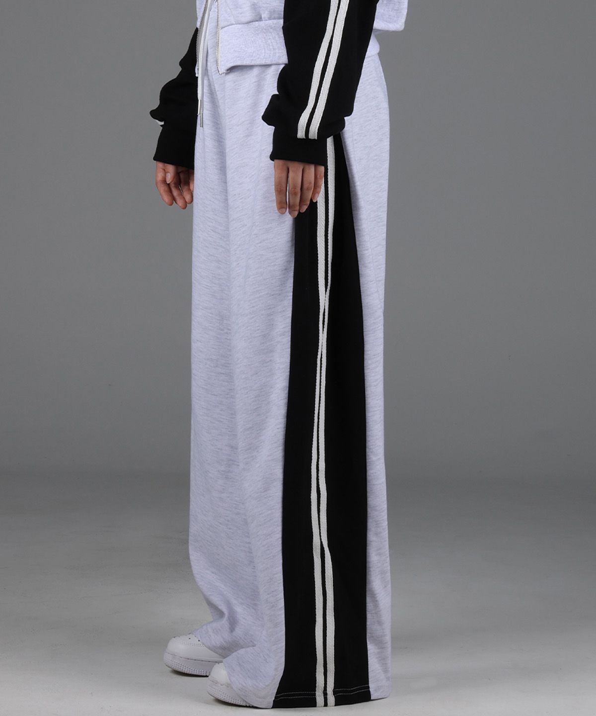 포더핏(FOR THE FIT) 배색 사이드 핀턱 스웨트 와이드 팬츠_백염