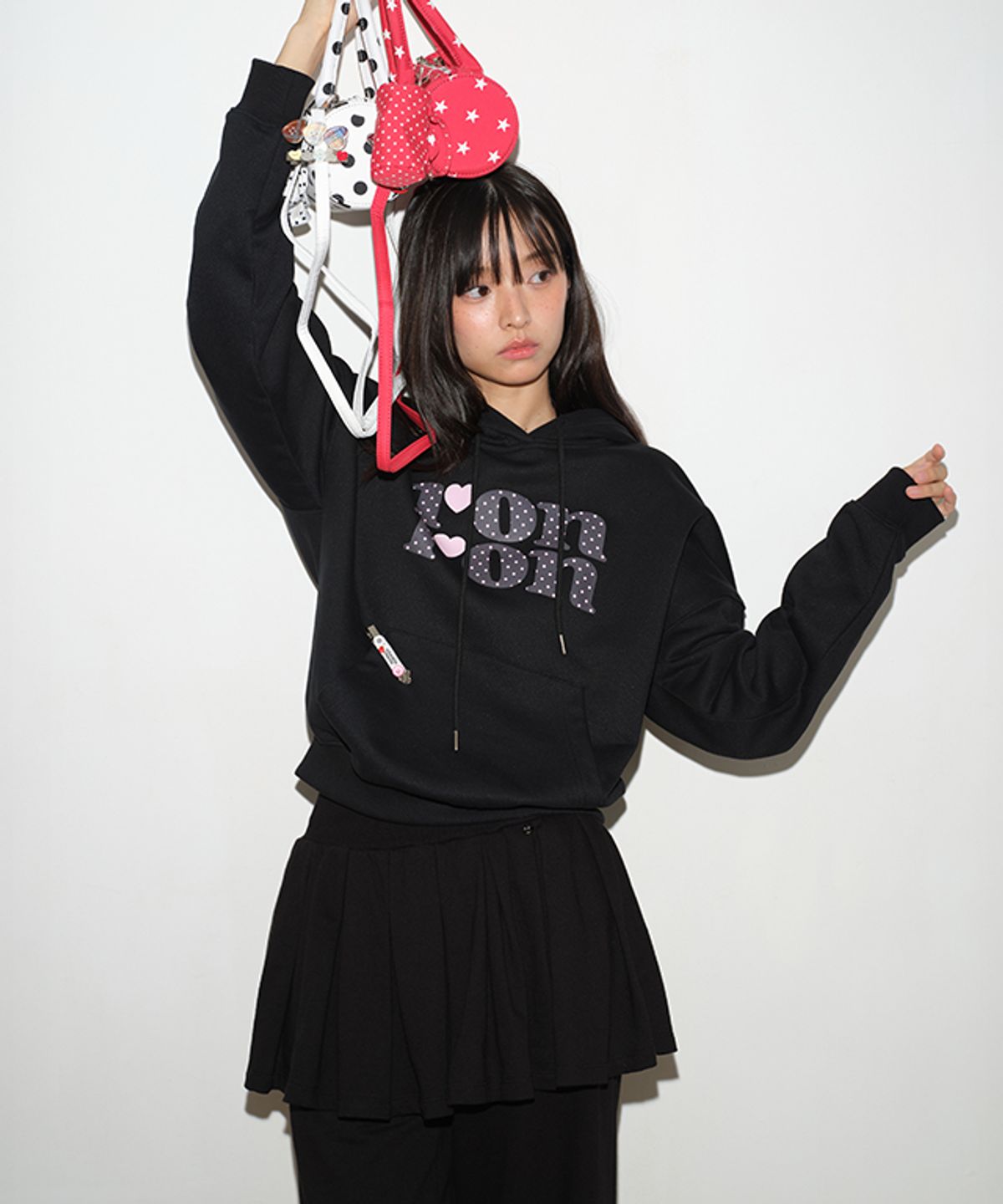 론론(RONRON) DOT LOGO CROP HOODIE BLACK