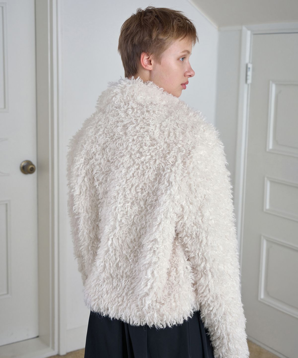 시메트릭 퍼센트(SYMMETRICPERCENT) Faux Fur Crop Jacket / Ivory