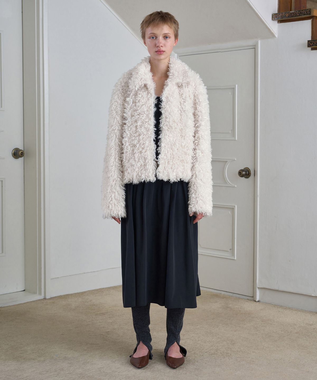 시메트릭 퍼센트(SYMMETRICPERCENT) Faux Fur Crop Jacket / Ivory