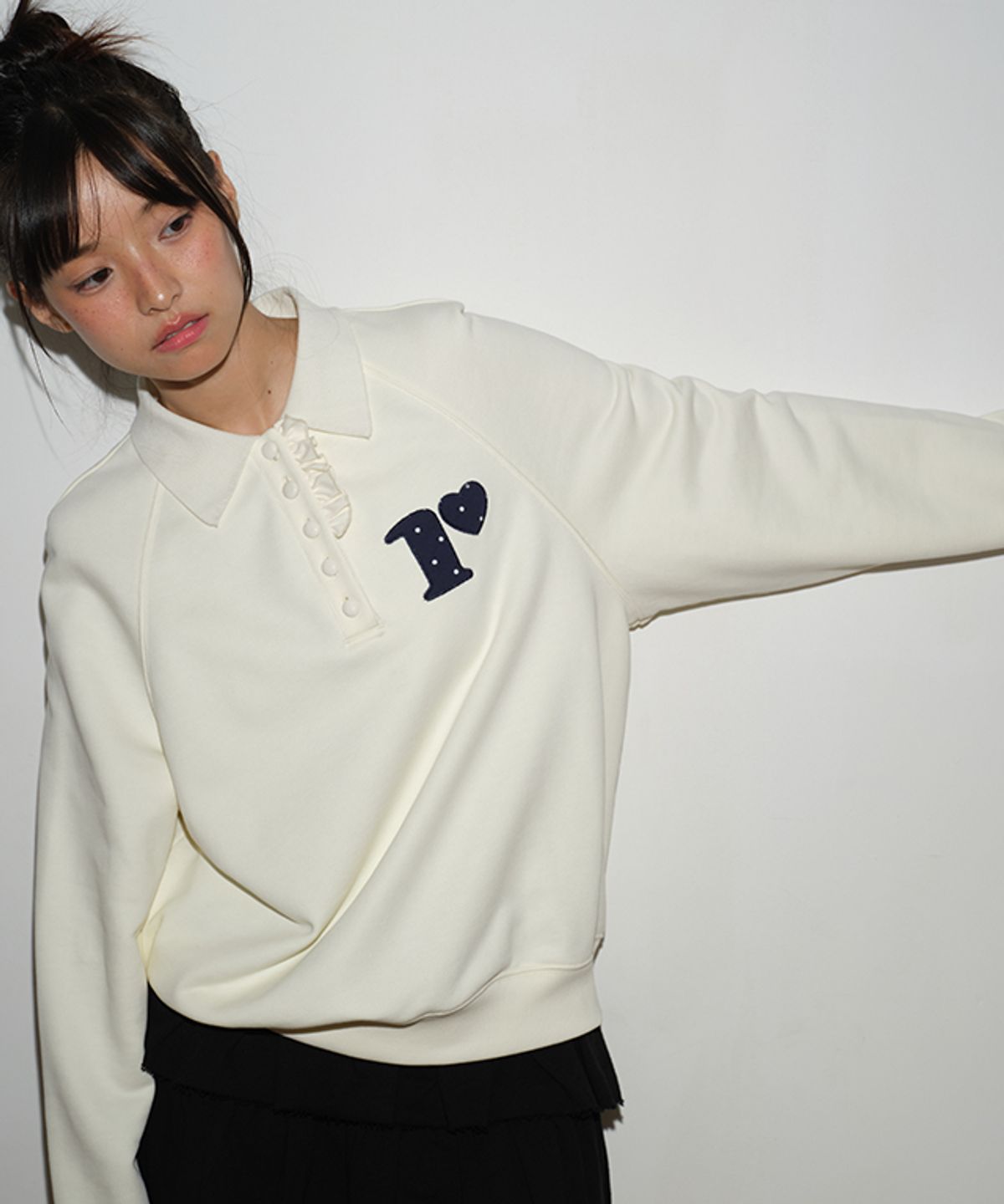 론론(RONRON) DOT R FRILL COLLAR SWEATSHIRT CREAM