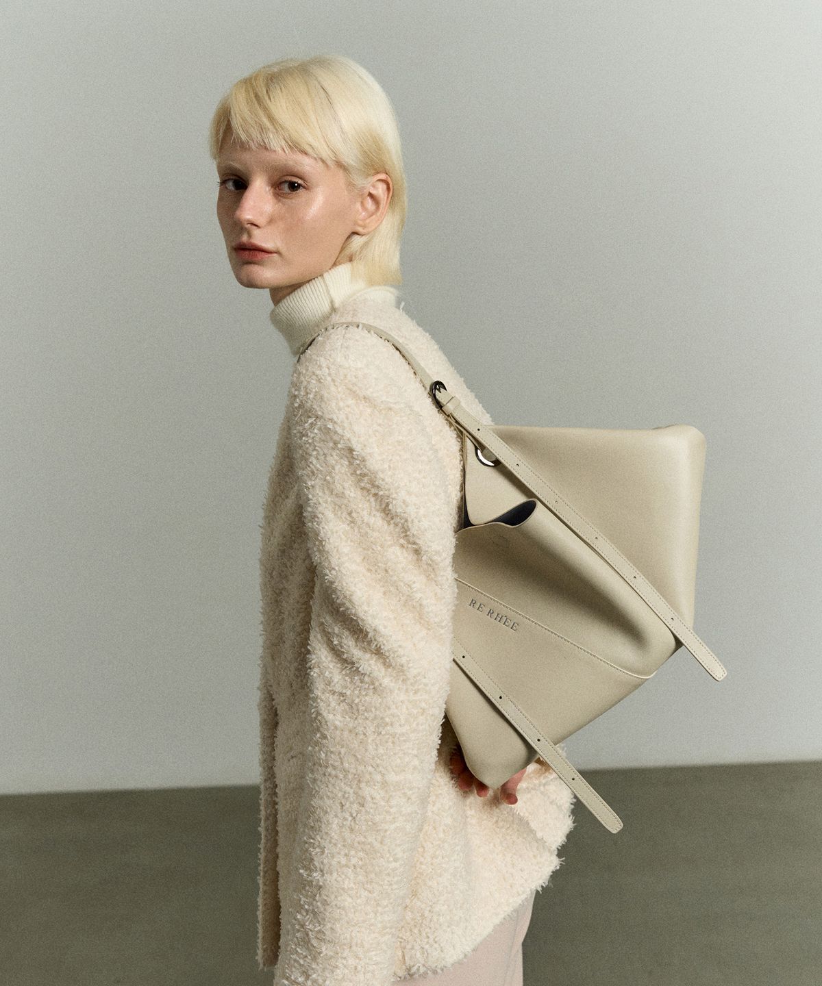 리이(RE RHEE) ADJUSTABLE STRAP LEATHER BAG IVORY BEIGE
