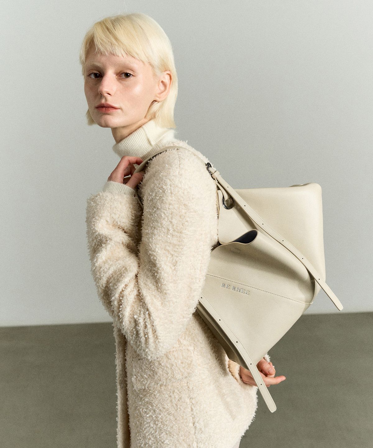 리이(RE RHEE) ADJUSTABLE STRAP LEATHER BAG IVORY BEIGE
