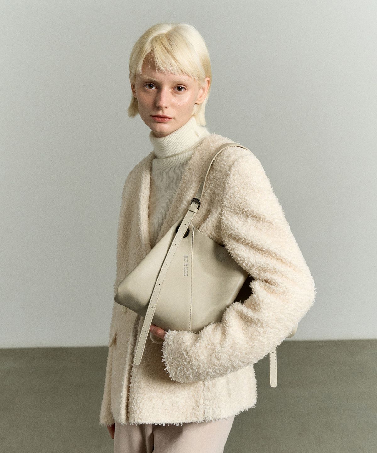 리이(RE RHEE) ADJUSTABLE STRAP LEATHER BAG IVORY BEIGE