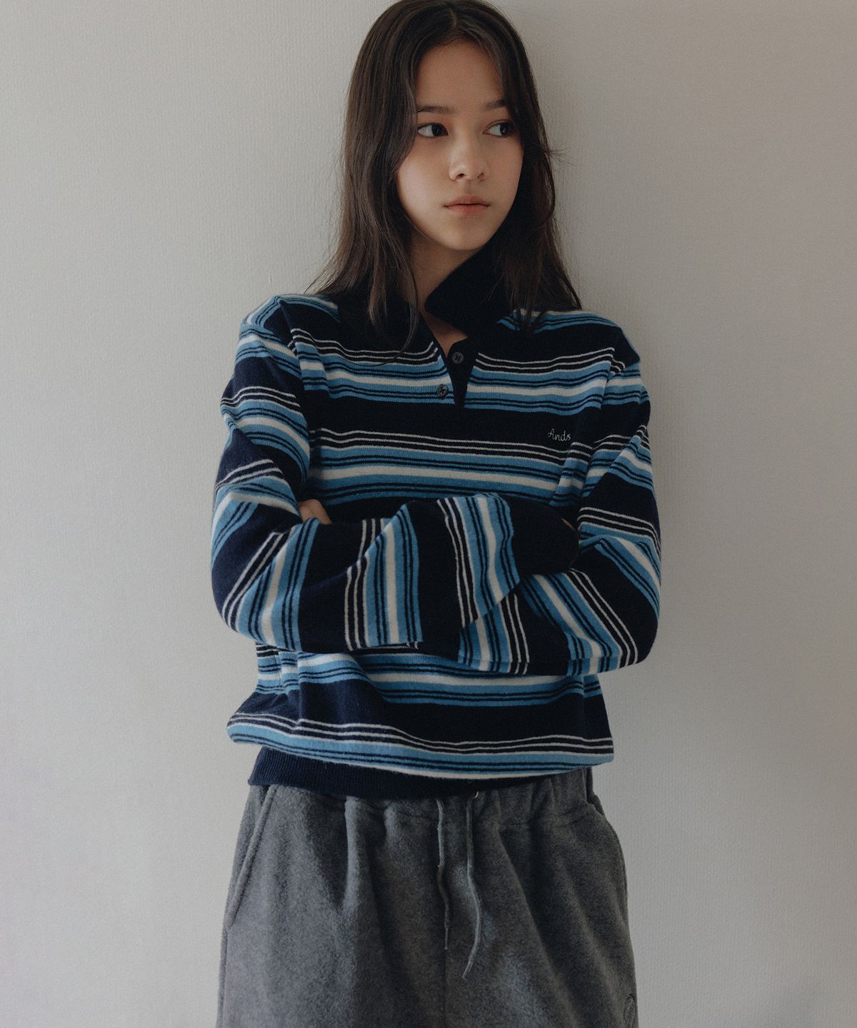 앤니즈(ANDNEEDS) Figaro stripe polo knit (navy)