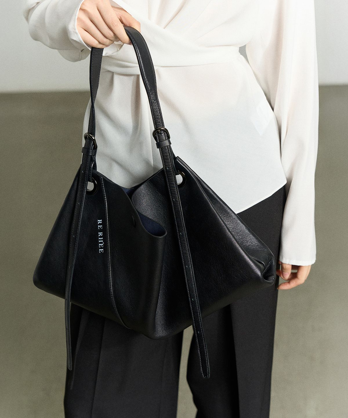 리이(RE RHEE) ADJUSTABLE STRAP LEATHER BAG BLACK