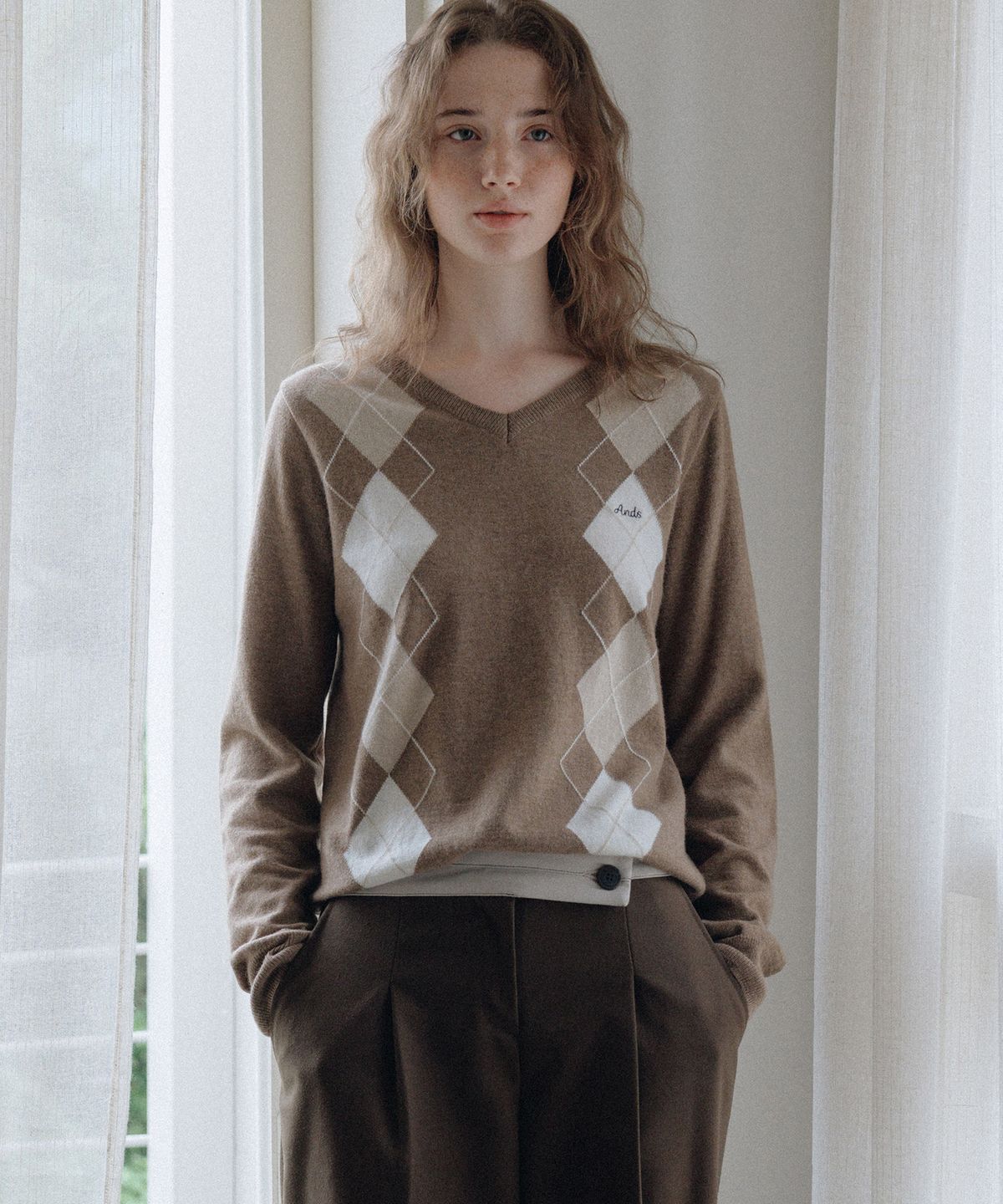앤니즈(ANDNEEDS) Eddy argyle v-neck knit (camel brown)