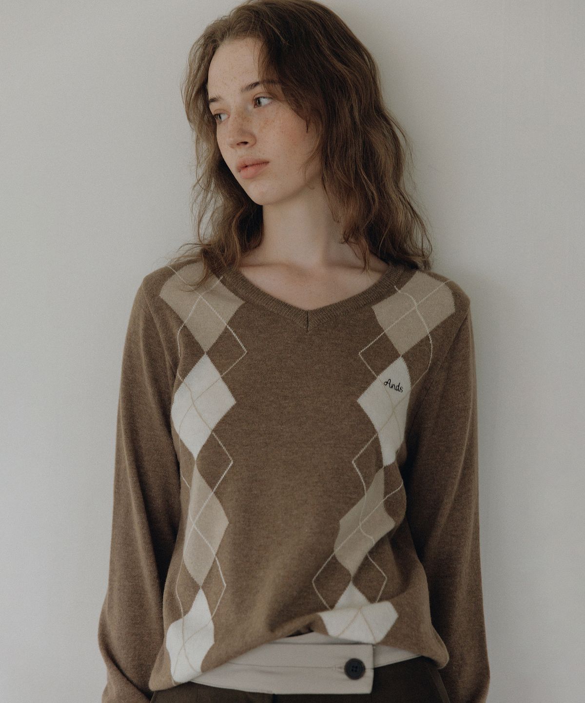 앤니즈(ANDNEEDS) Eddy argyle v-neck knit (camel brown)