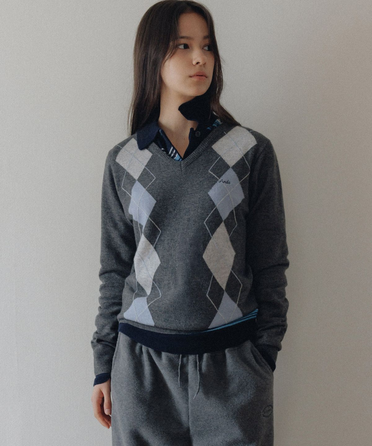 앤니즈(ANDNEEDS) Eddy argyle v-neck knit (charcoal gray)