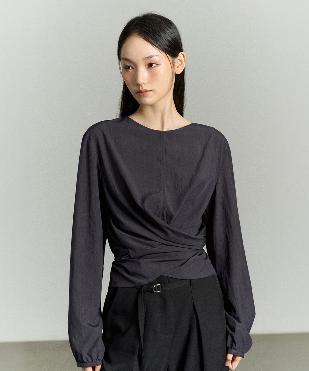 리이(RE RHEE) WAIST WRAP BLOUSE CHARCOAL