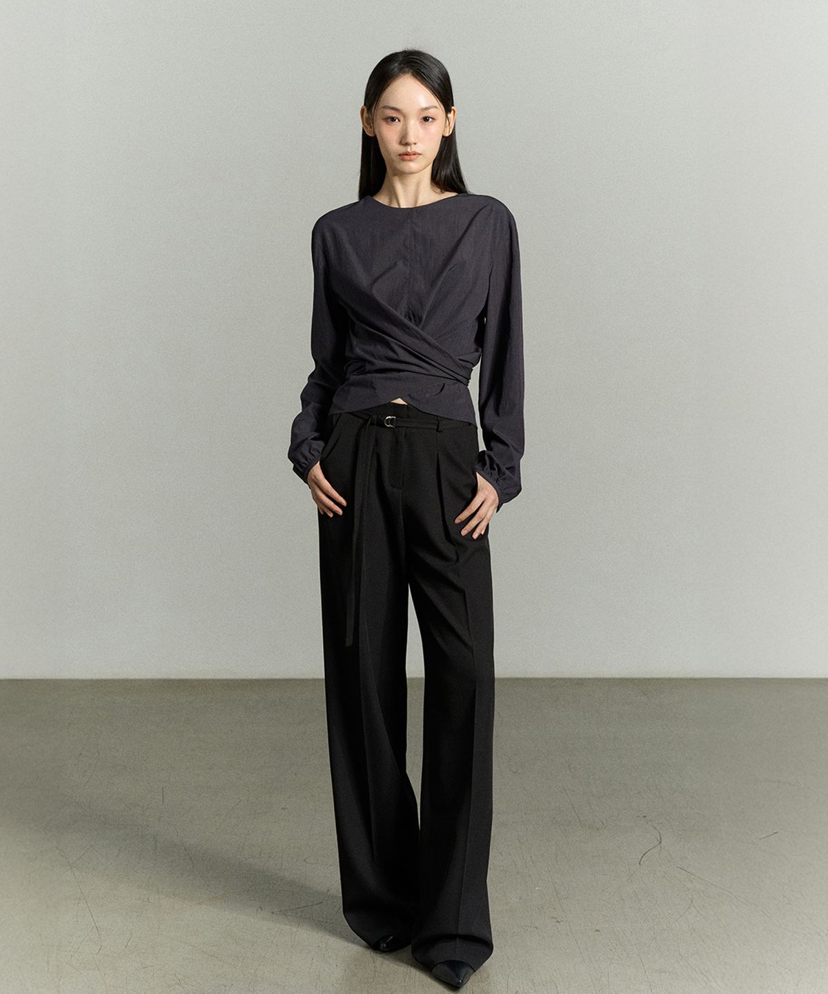 리이(RE RHEE) WAIST WRAP BLOUSE CHARCOAL