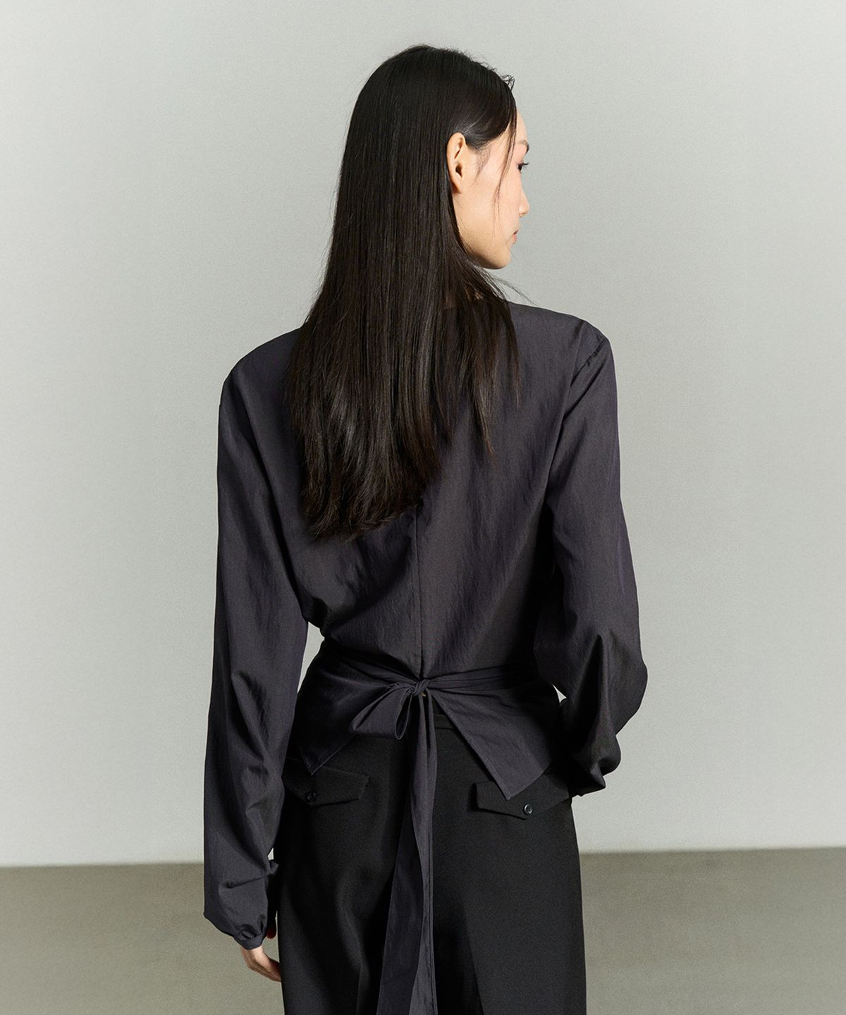 리이(RE RHEE) WAIST WRAP BLOUSE CHARCOAL