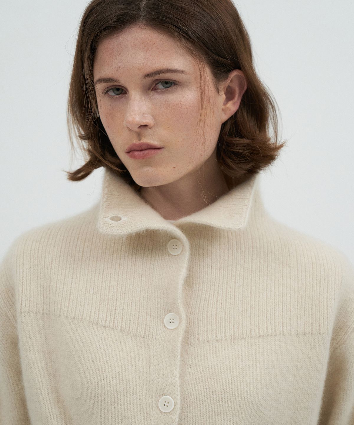 라메레이(LAMEREI) High Neck Button Raccoon Cardigan[LMBFWI25KN298]-Mood cream
