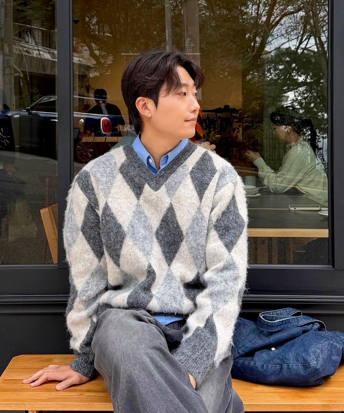 커즈넬로(CUZNELLO) 블랜드 아가일 브이넥 니트_차콜