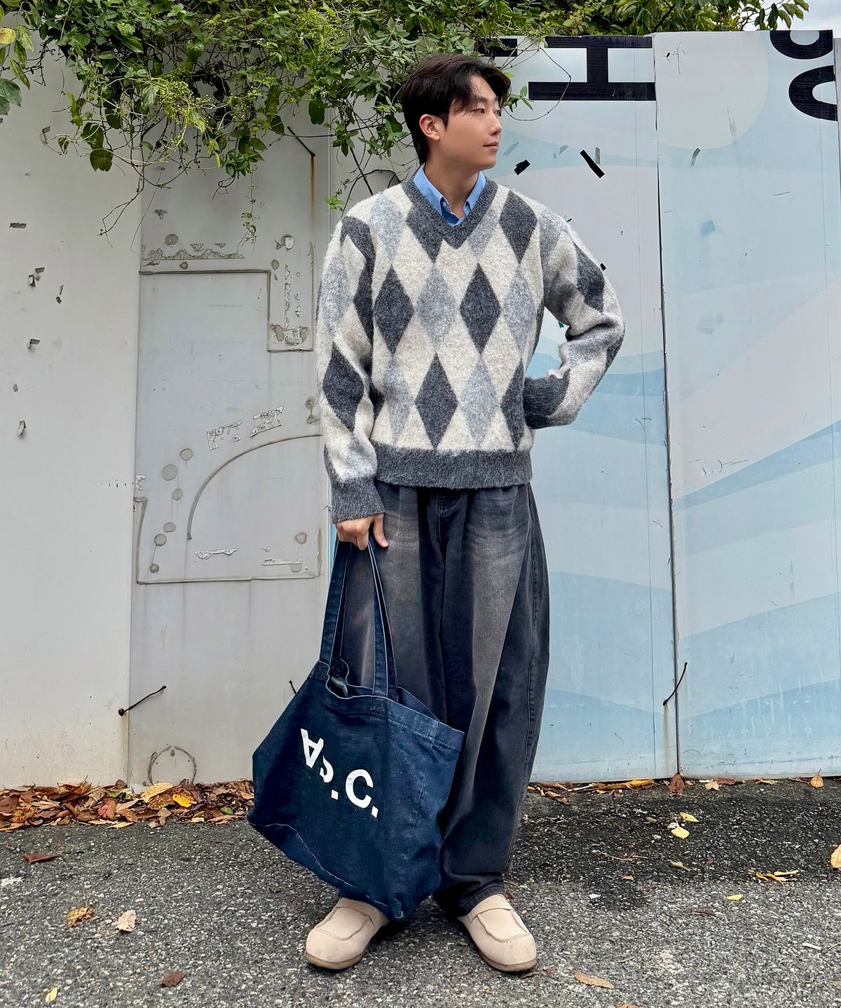 커즈넬로(CUZNELLO) 블랜드 아가일 브이넥 니트_차콜