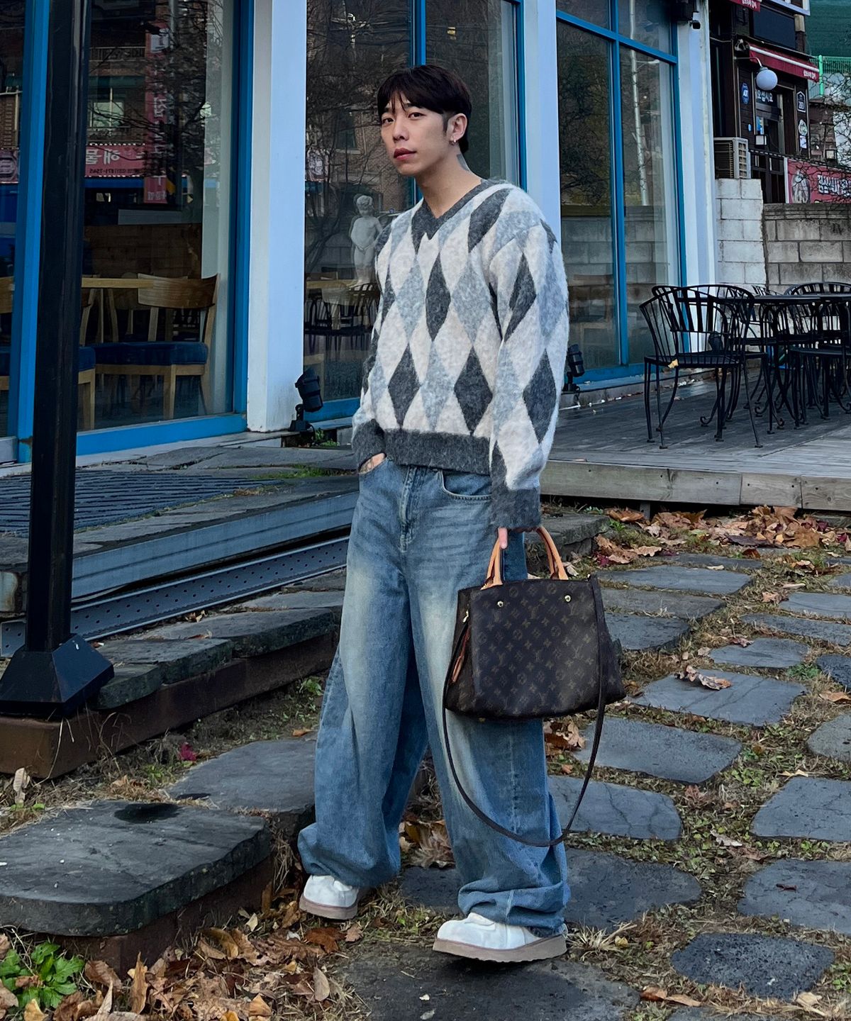 커즈넬로(CUZNELLO) 블랜드 아가일 브이넥 니트_차콜
