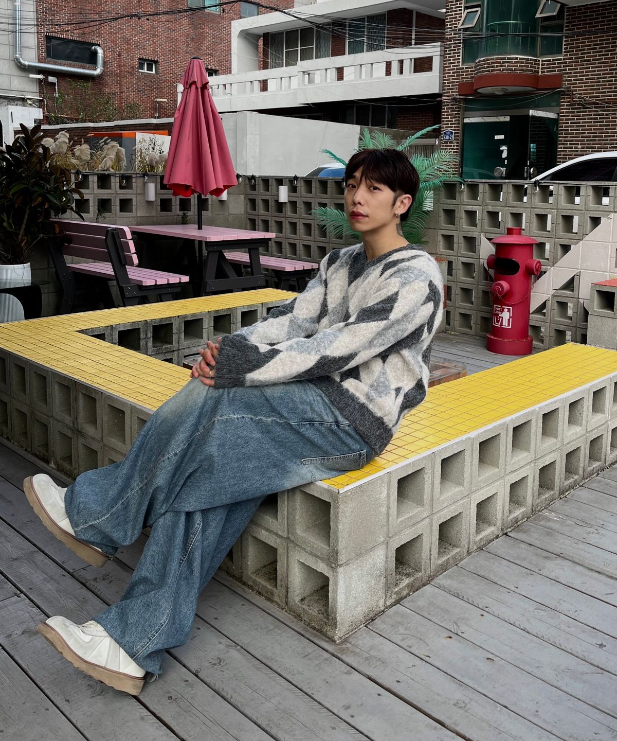 커즈넬로(CUZNELLO) 블랜드 아가일 브이넥 니트_차콜