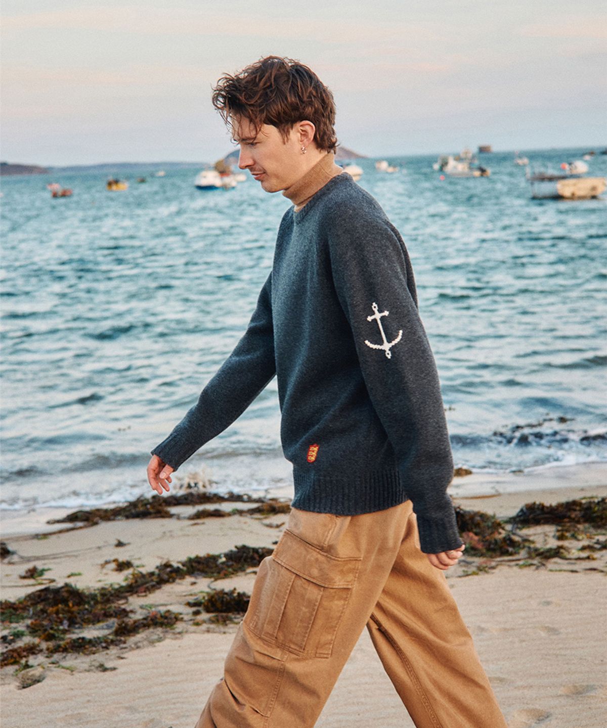 건지 울른스(Guernsey Woollens) 슈퍼파인 메리노울 나그랑 스웨터 - 차콜