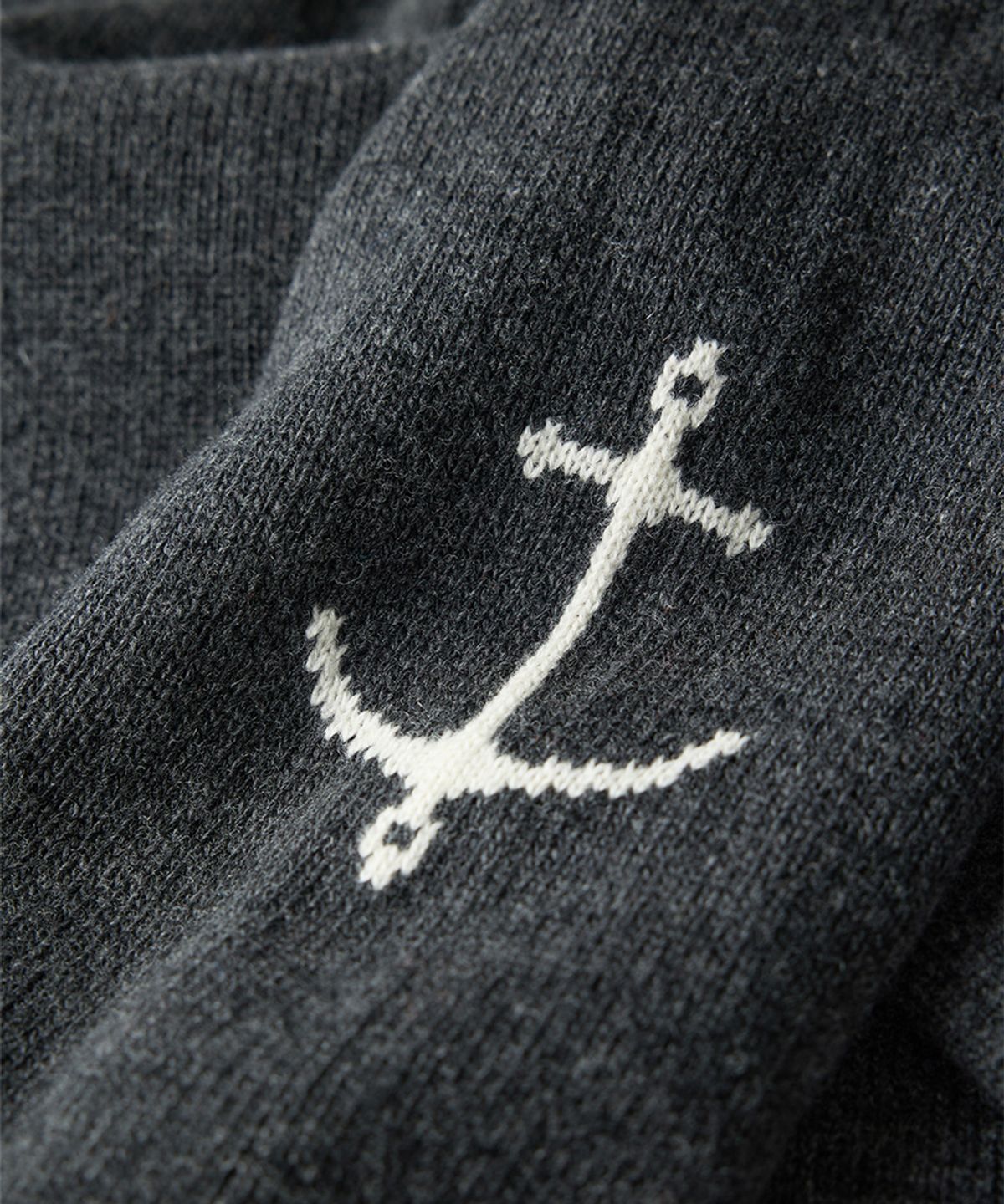 건지 울른스(Guernsey Woollens) 슈퍼파인 메리노울 나그랑 스웨터 - 차콜