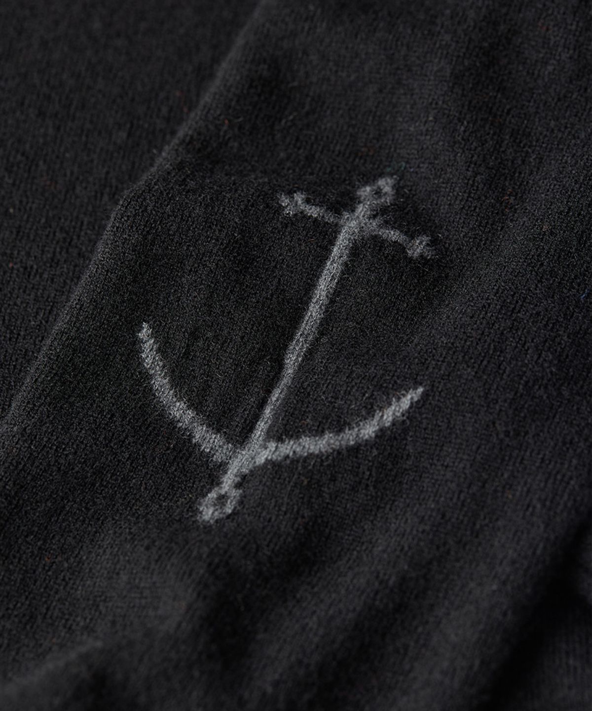 건지 울른스(Guernsey Woollens) 슈퍼파인 메리노울 터틀넥 니트 - 블랙