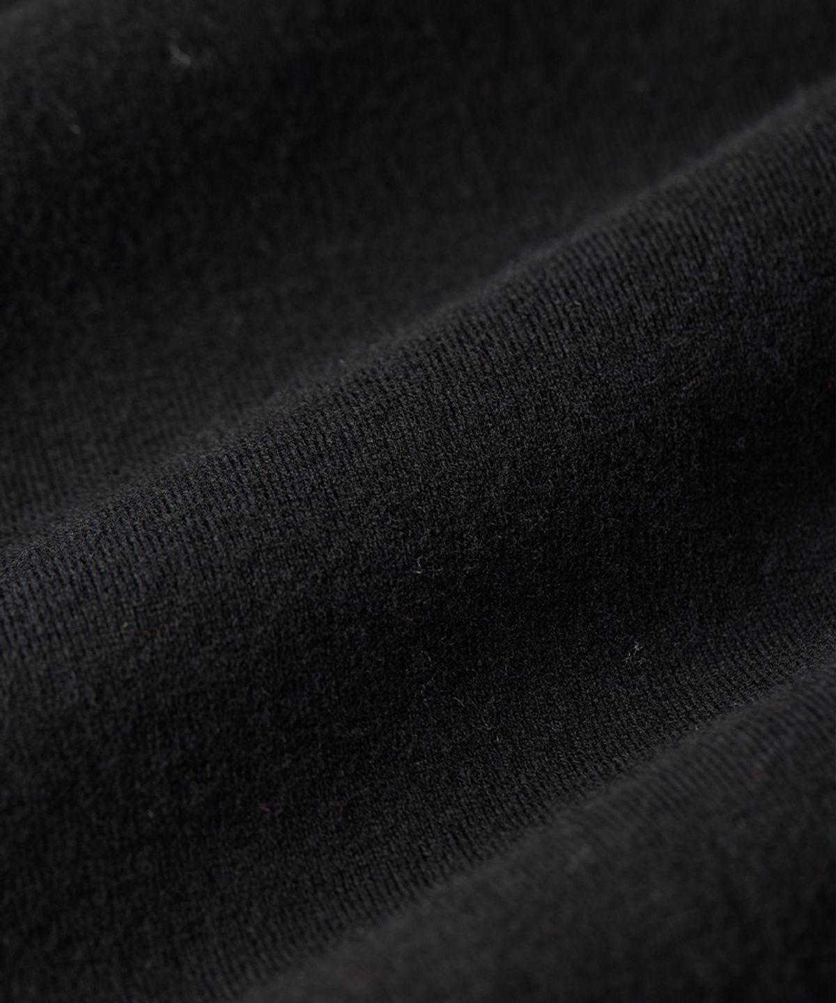 건지 울른스(Guernsey Woollens) 슈퍼파인 메리노울 터틀넥 니트 - 블랙
