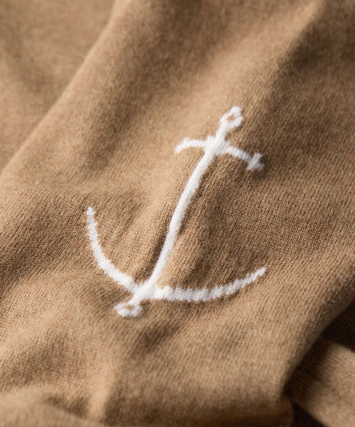 건지 울른스(Guernsey Woollens) 슈퍼파인 메리노울 터틀넥 니트 - 카멜