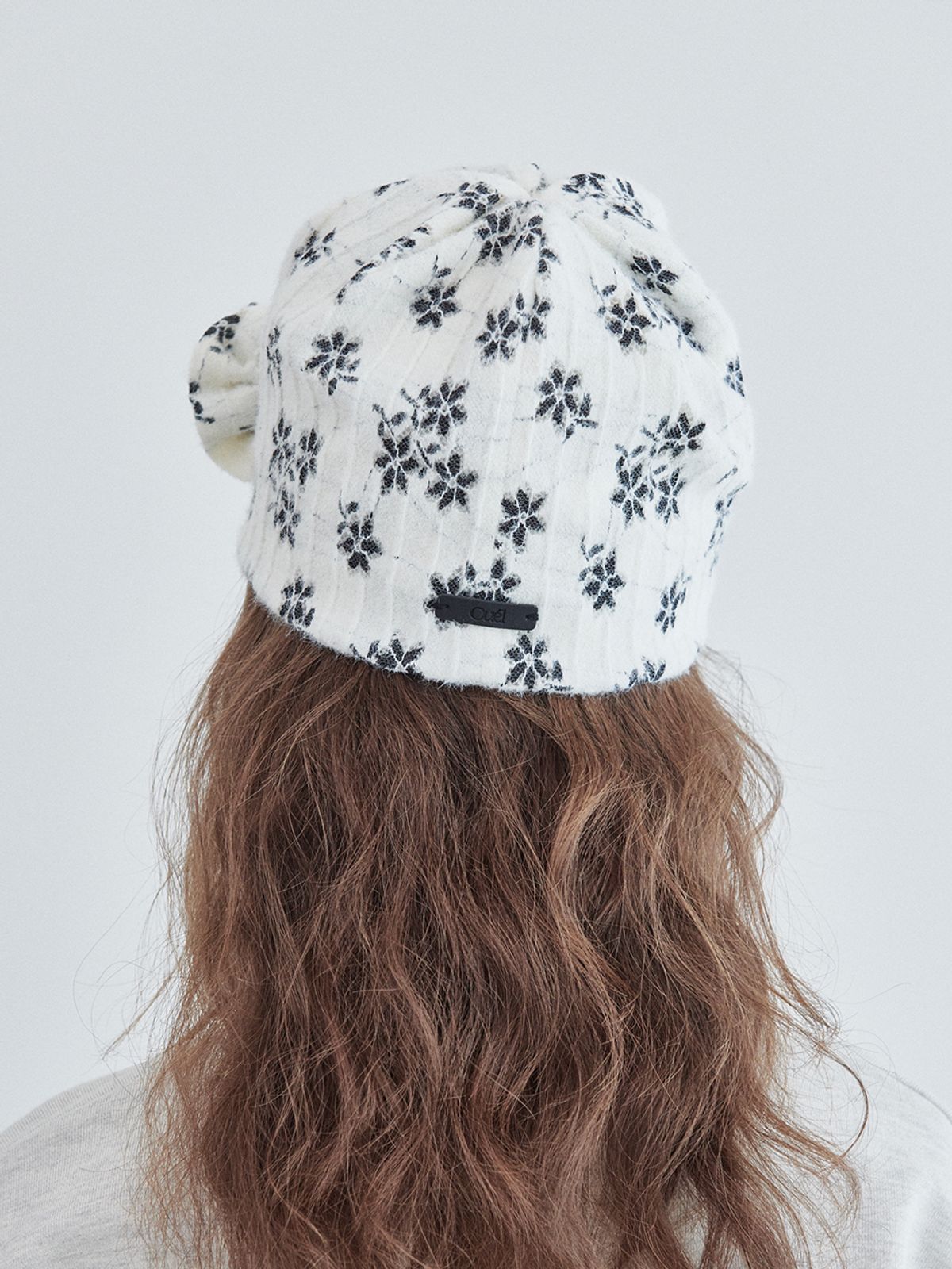오앨(OUEL) ROSE CORSAGE KNIT BEANIE_IVORY