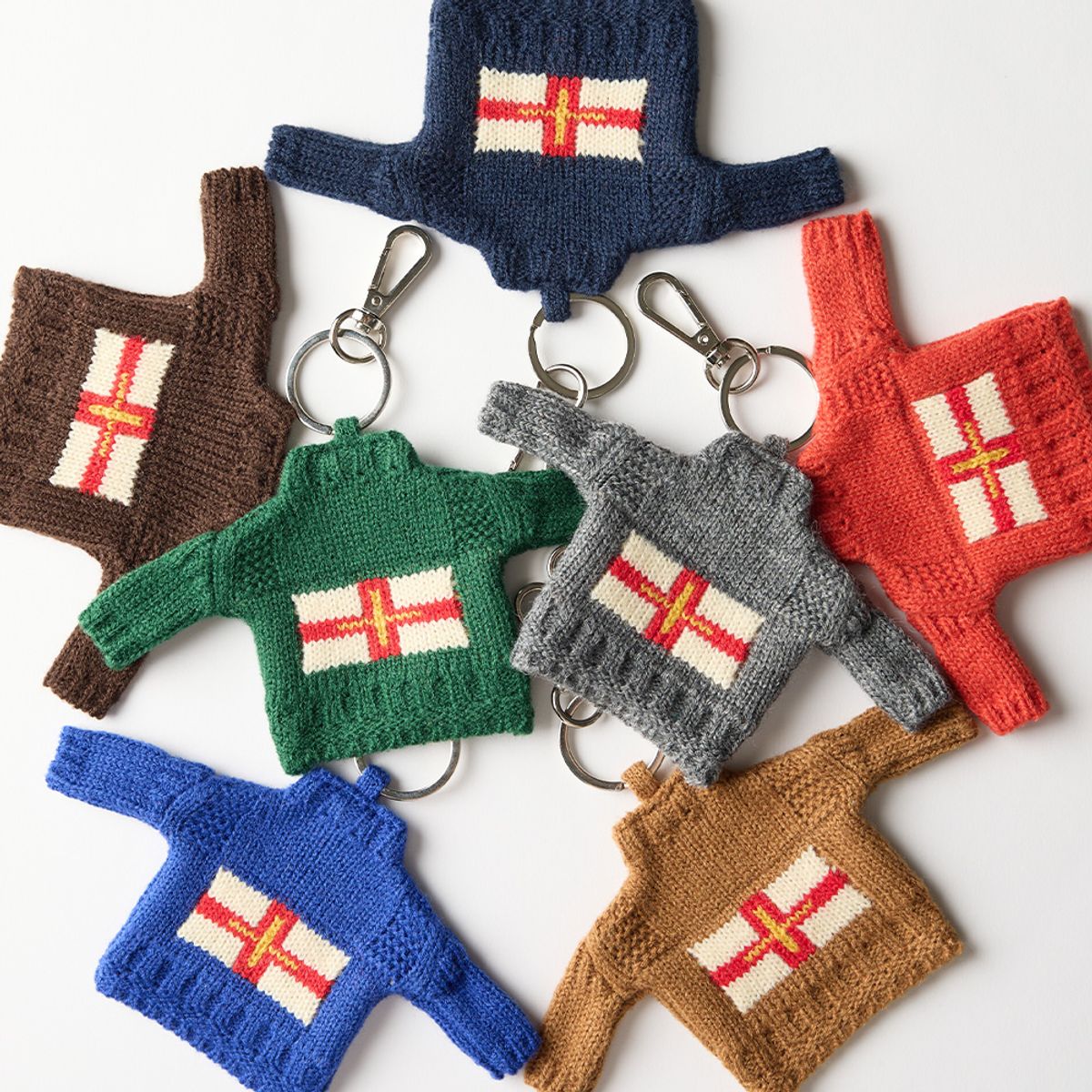 건지 울른스(Guernsey Woollens) 건지 더블크로스 스웨터 키링 컬렉션
