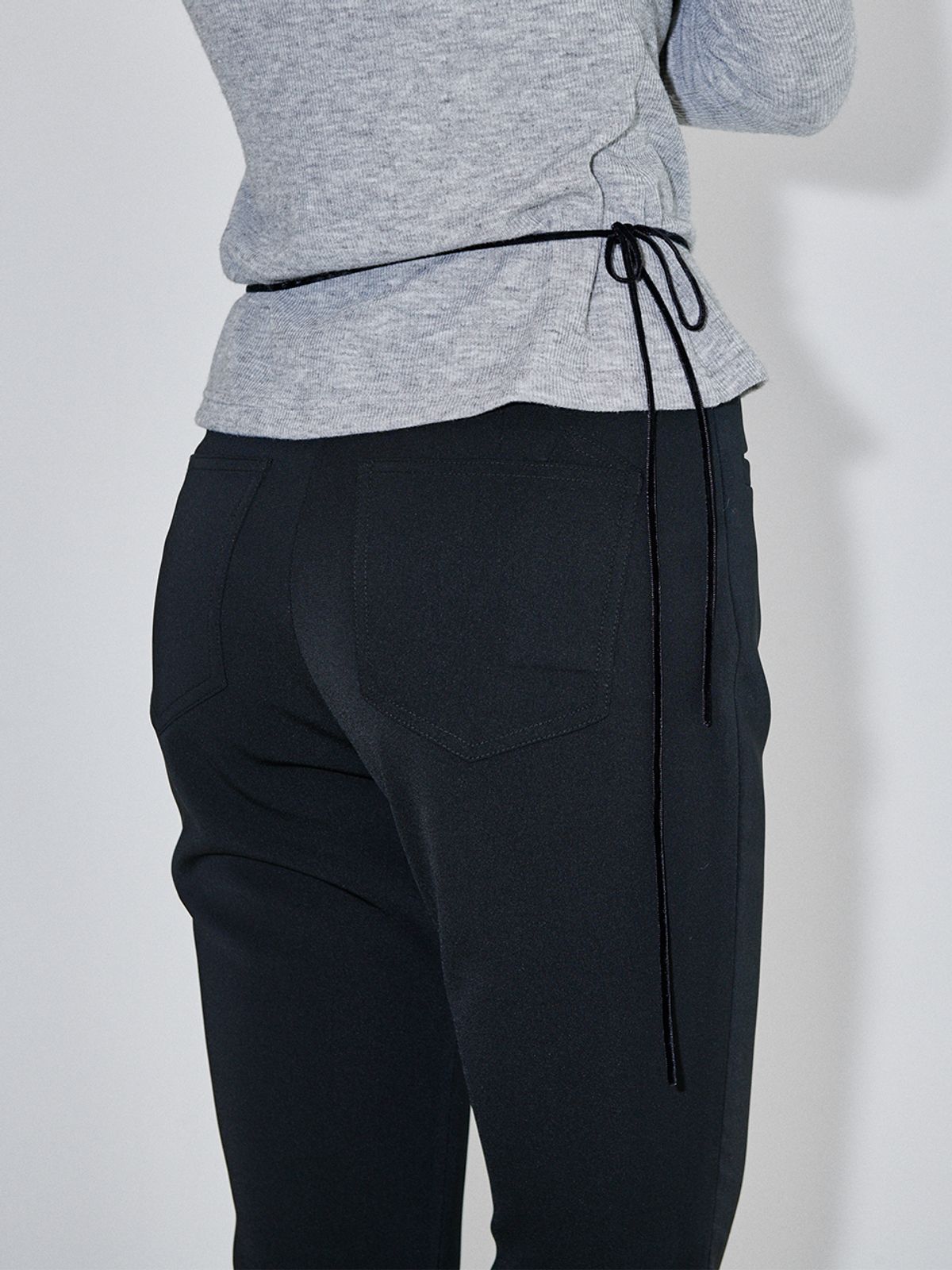 오앨(OUEL) SLIM CAPRI PANTS_BLACK