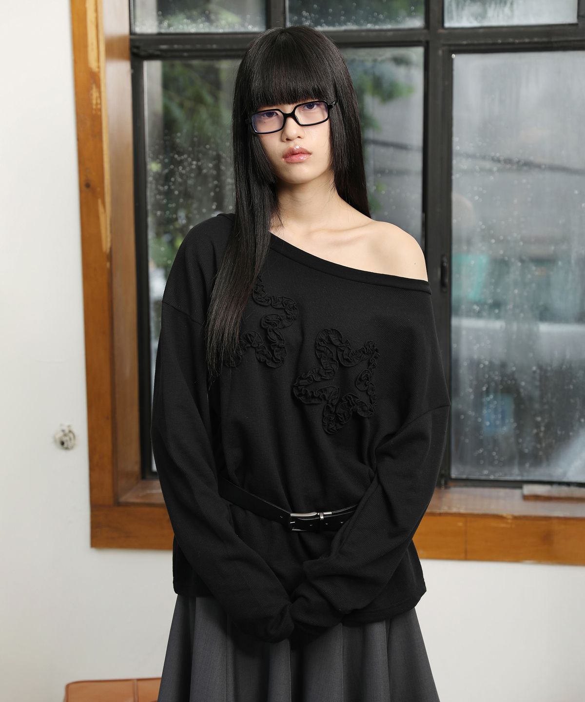 피스메이커(PIECE MAKER) FLOWER OFF-SHOULDER WAFFLE LS (WHITE)
