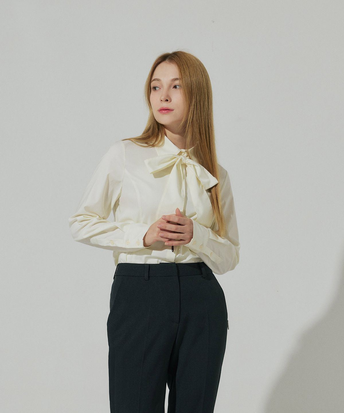 벨르마(BELLEMA) butter slim fit tie blouse
