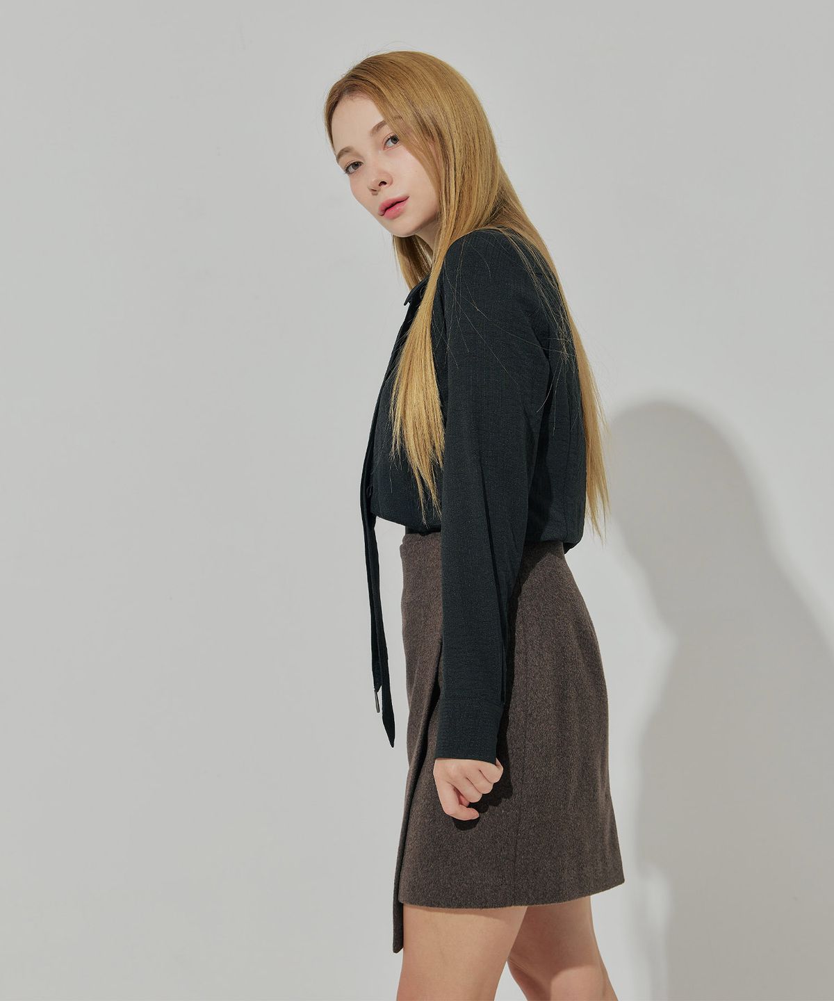 벨르마(BELLEMA) black textured stripe slim fit tie blouse