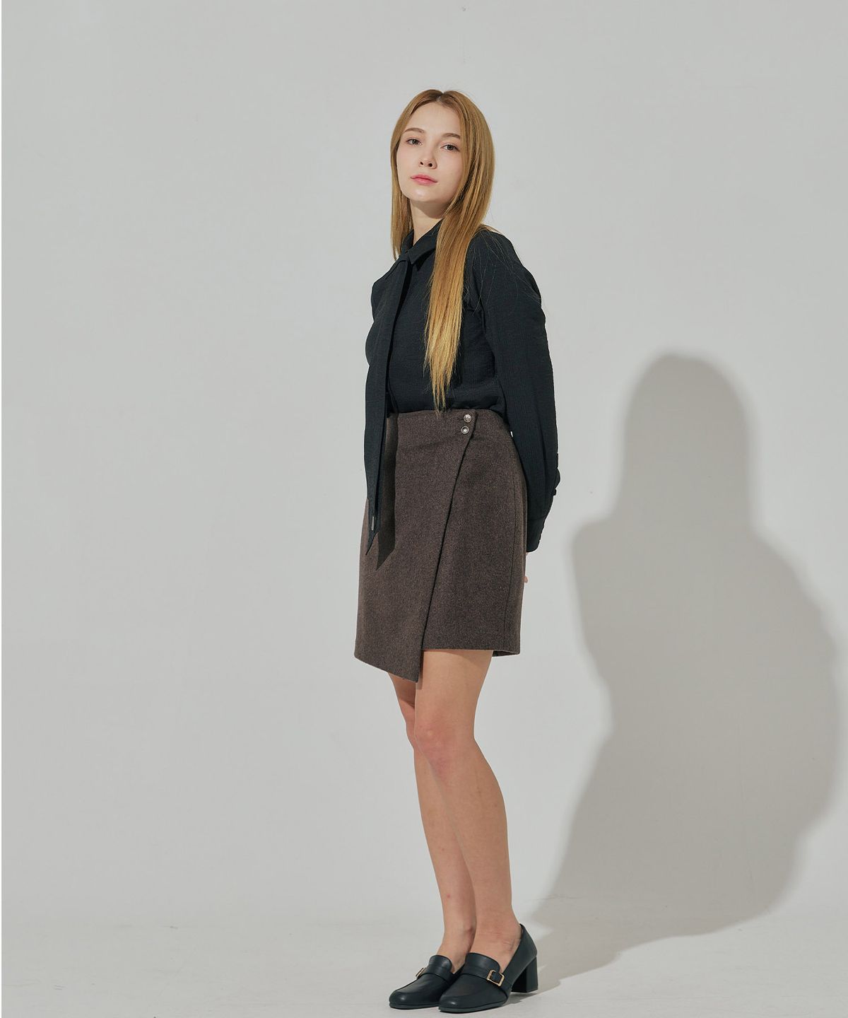 벨르마(BELLEMA) black textured stripe slim fit tie blouse