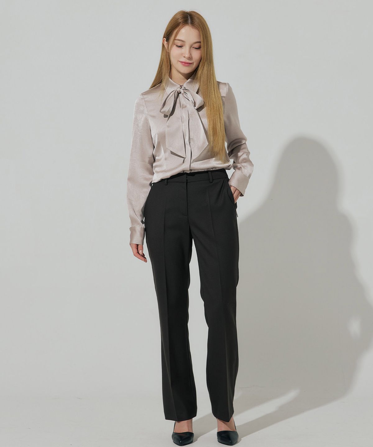벨르마(BELLEMA) slim fit crinkle satin tie blouse
