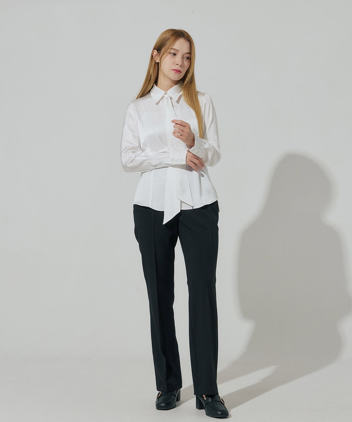 벨르마(BELLEMA) slim fit crinkle satin tie blouse