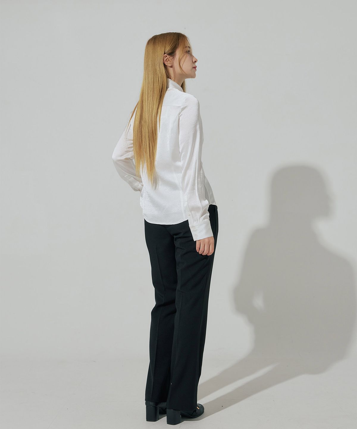 벨르마(BELLEMA) slim fit crinkle satin tie blouse