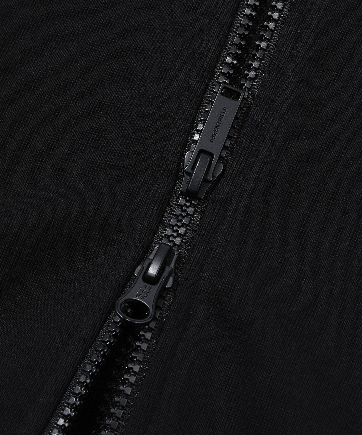 빈트릴(BEENTRILL) 롤러 페인팅 해시태그 후드 집업(블랙)