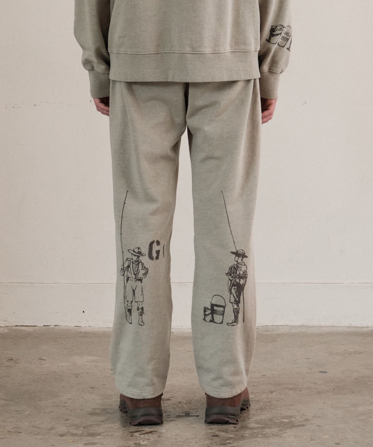 힐리먼트(HELEMENT) 로렌 그래픽 스웨트 팬츠 (BEIGE)