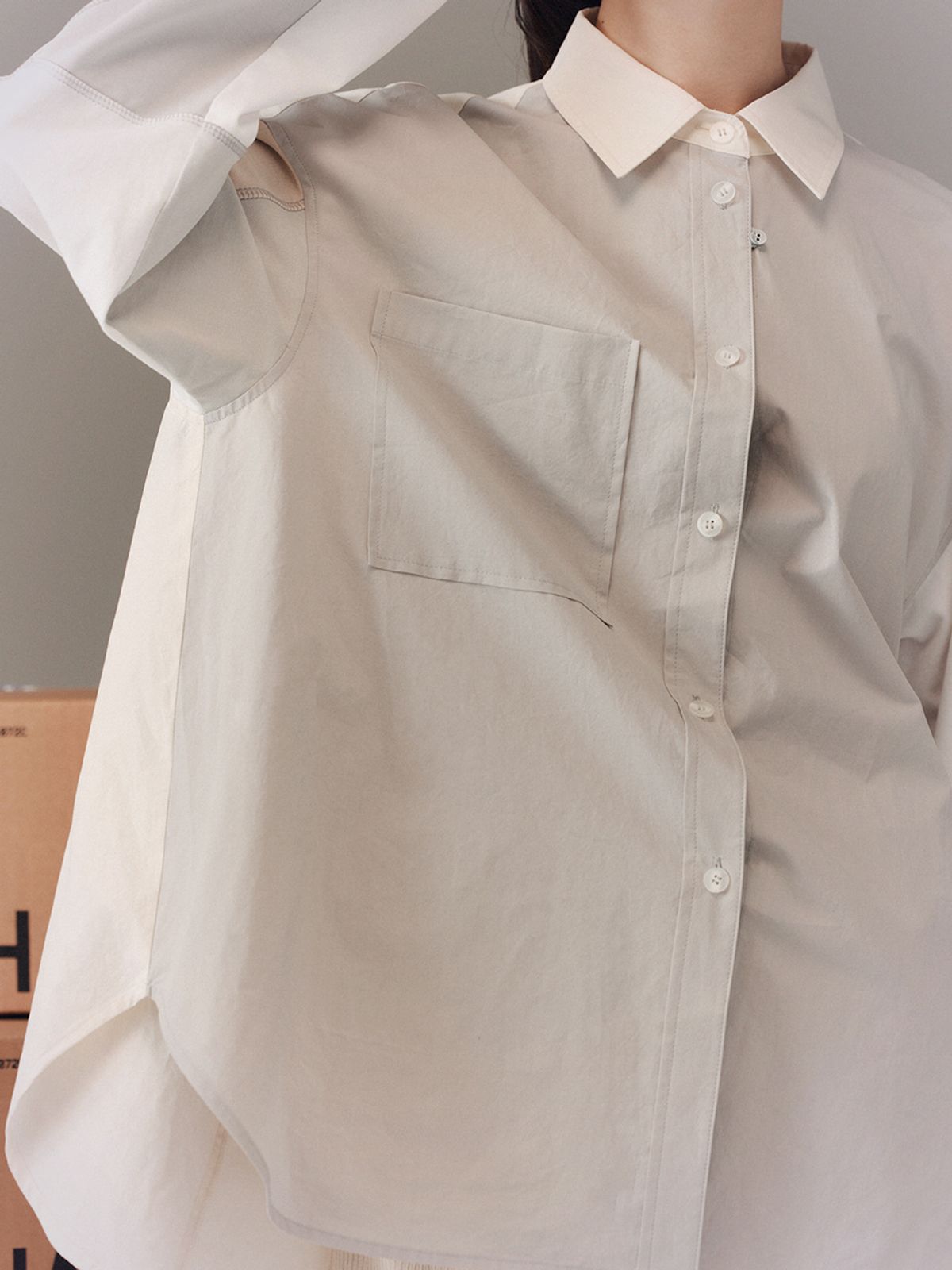 하우스공칠이씨(HAUS072C) COLOR-BLOCK COTTON BLOUSE LIGHT GREY