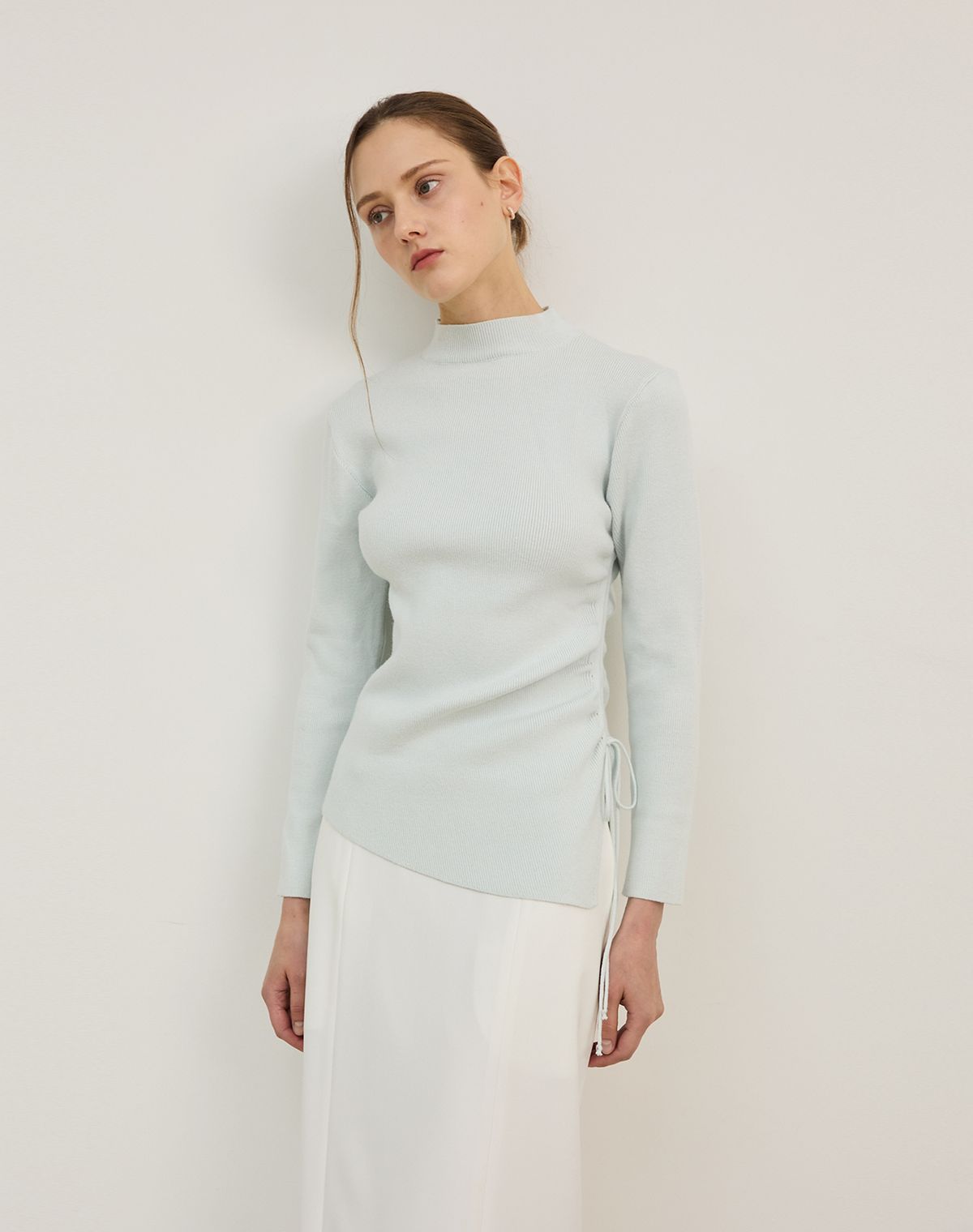 지에마르(GIEMAR) MOCK NECK UNBALANCE CUT KNIT SKYBLUE 모크넥 언발란스 컷 니트 스카이블루
