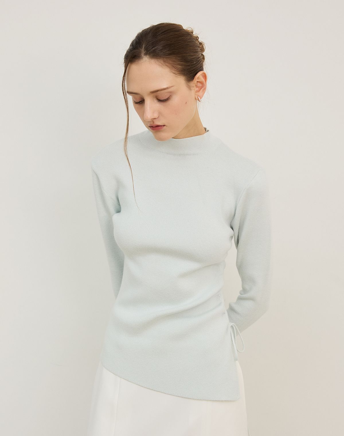 지에마르(GIEMAR) MOCK NECK UNBALANCE CUT KNIT SKYBLUE 모크넥 언발란스 컷 니트 스카이블루