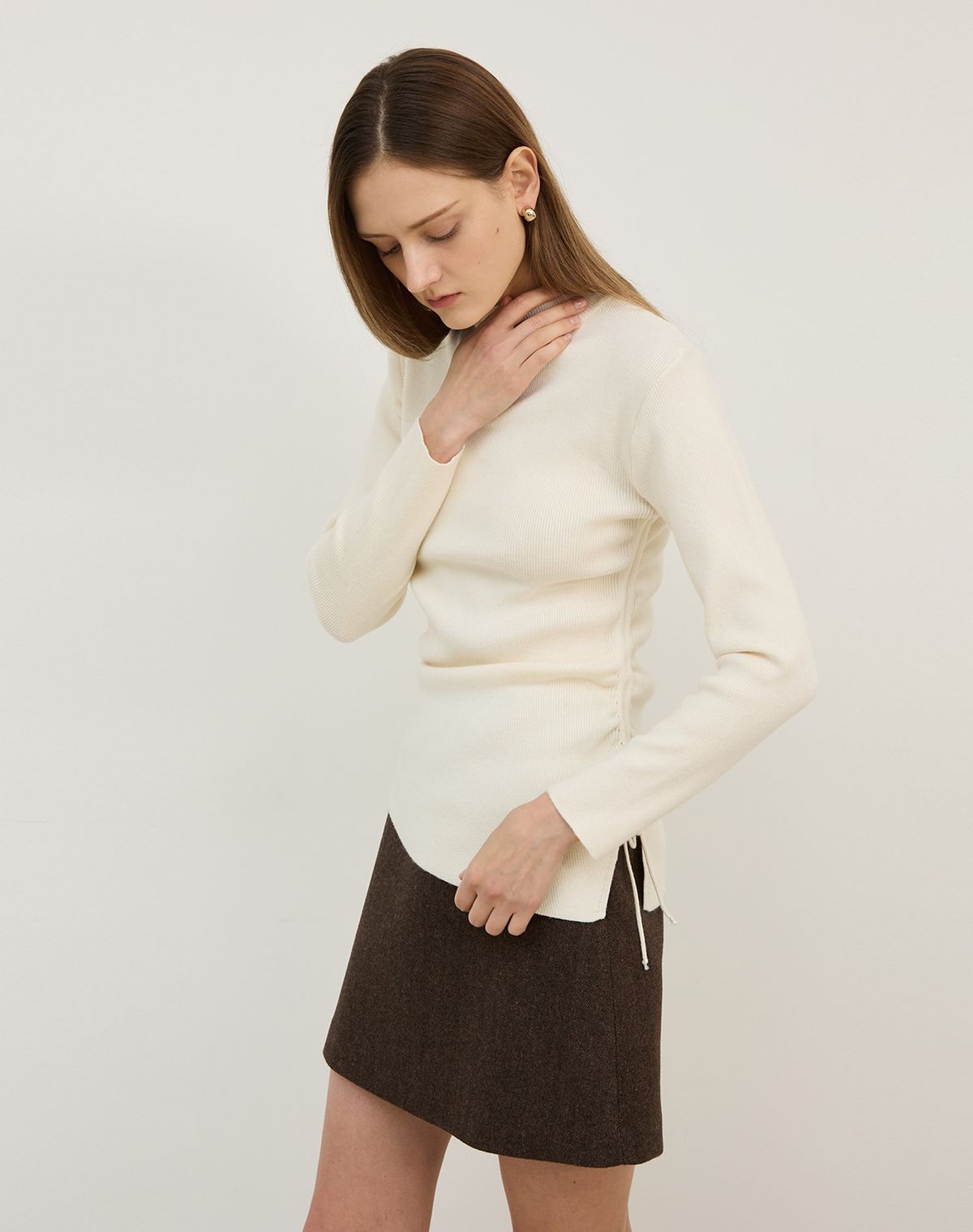 지에마르(GIEMAR) MOCK NECK UNBALANCE CUT KNIT IVORY 모크넥 언발란스 컷 니트 아이보리