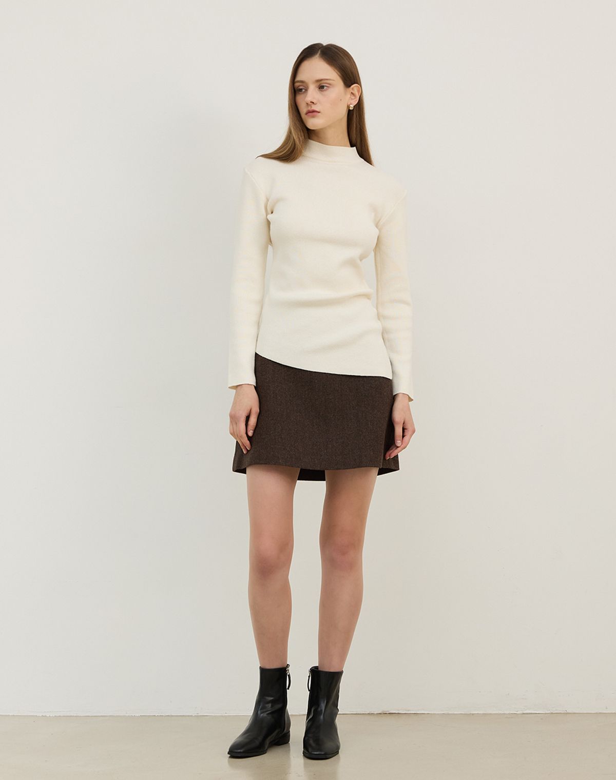 지에마르(GIEMAR) MOCK NECK UNBALANCE CUT KNIT IVORY 모크넥 언발란스 컷 니트 아이보리