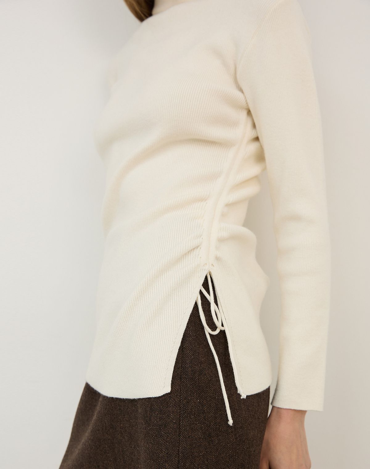 지에마르(GIEMAR) MOCK NECK UNBALANCE CUT KNIT IVORY 모크넥 언발란스 컷 니트 아이보리