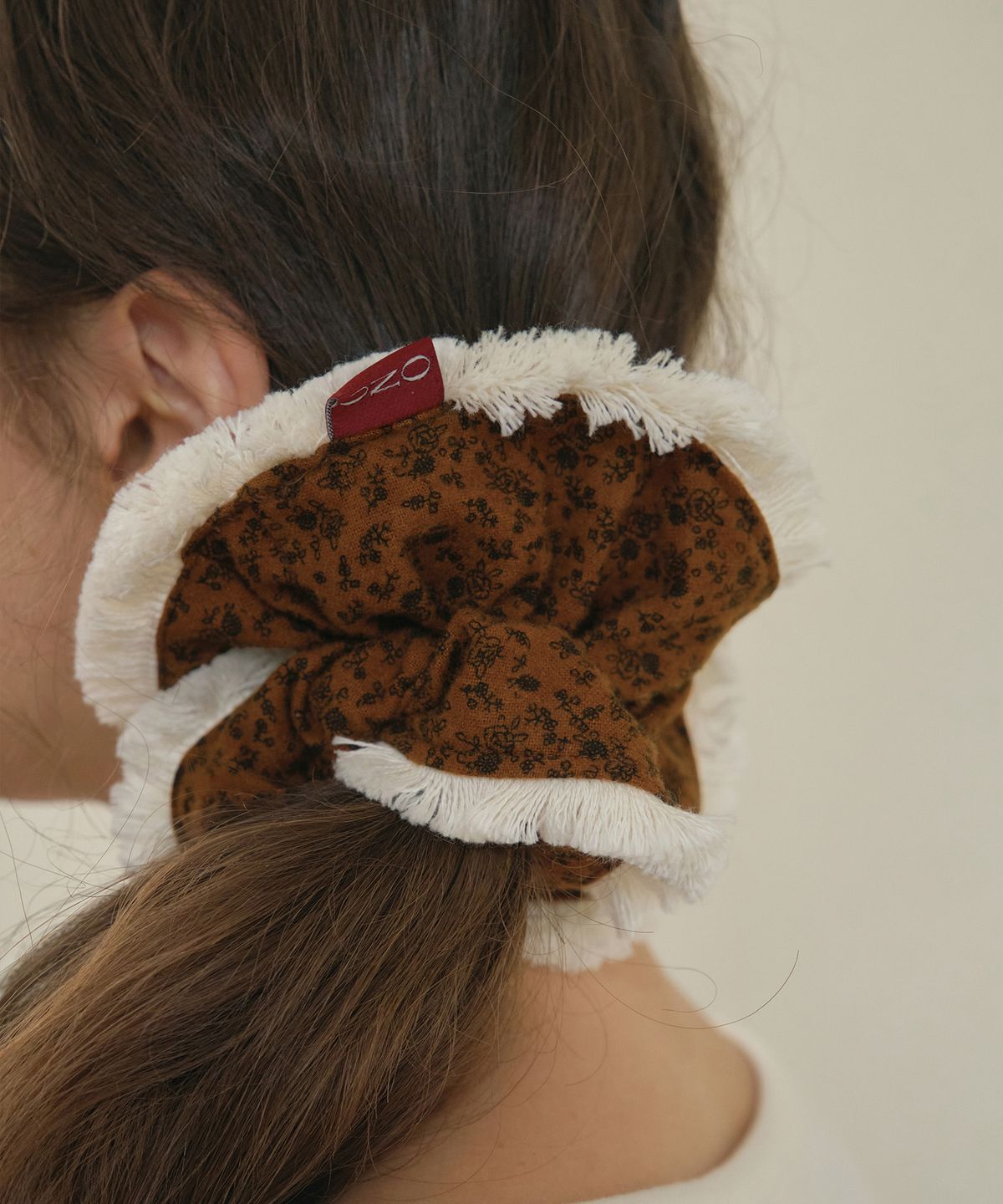 아우어노스텔지아(OURNOSTALGIA) Flower tassel scrunchie_Camel(O25-ACC05)